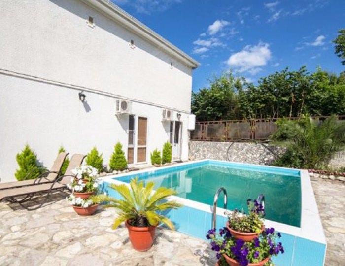 Открытый бассейн - Гостиница «Белые скалы»